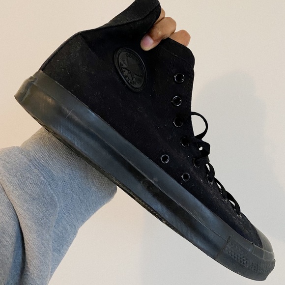 Black Converse - Picture 4 of 4
